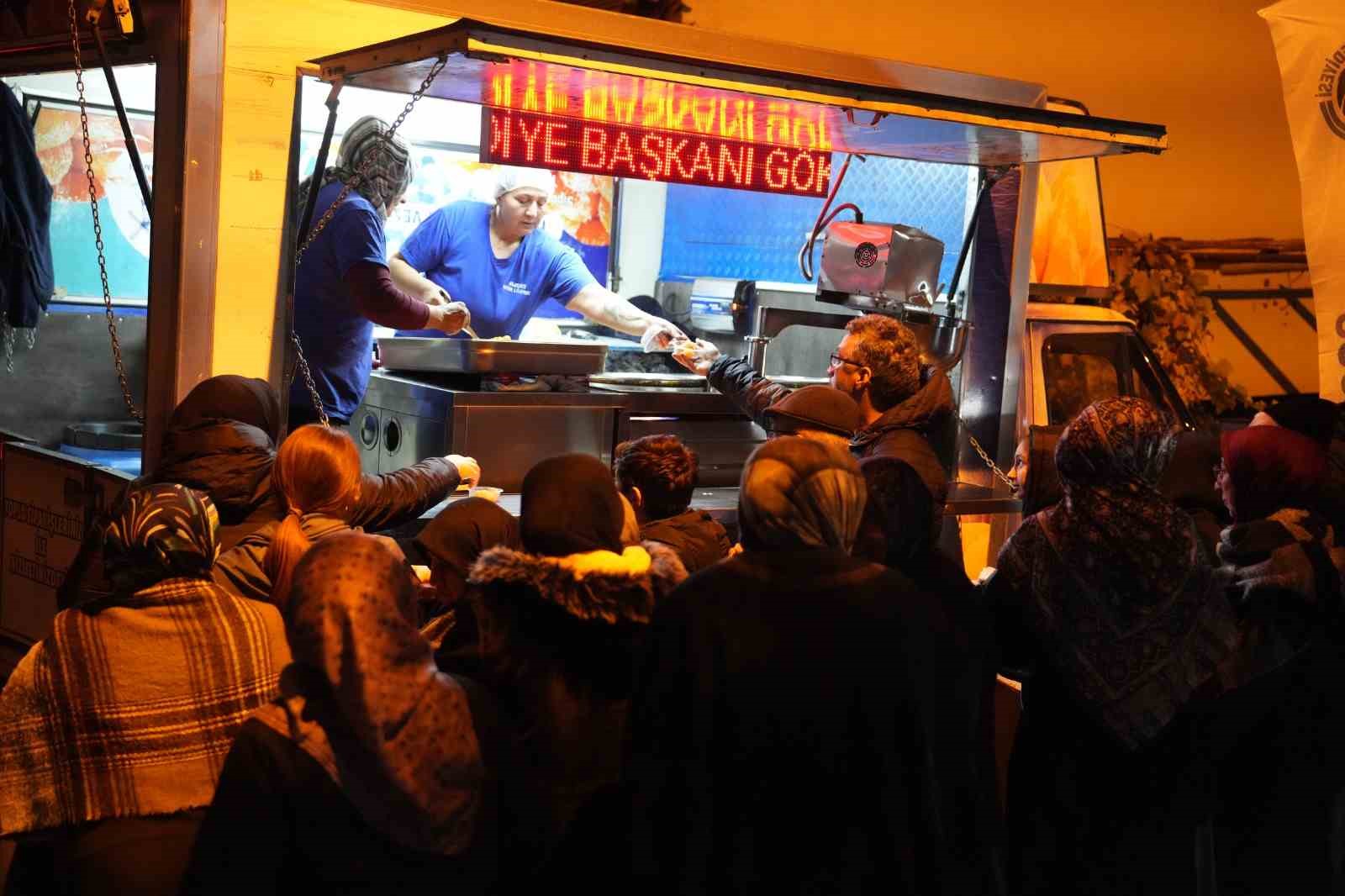 Kartal Belediyesi&rsquo;nden mira&ccedil; kandili dolayısıyla vatandaşlara lokma ikramı
