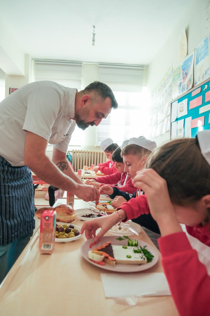 Minik Şeflerle Zeytinli Tarifler&rsquo;in ilk durağı Derek&ouml;y İlk&ouml;ğretim Okulu oldu
