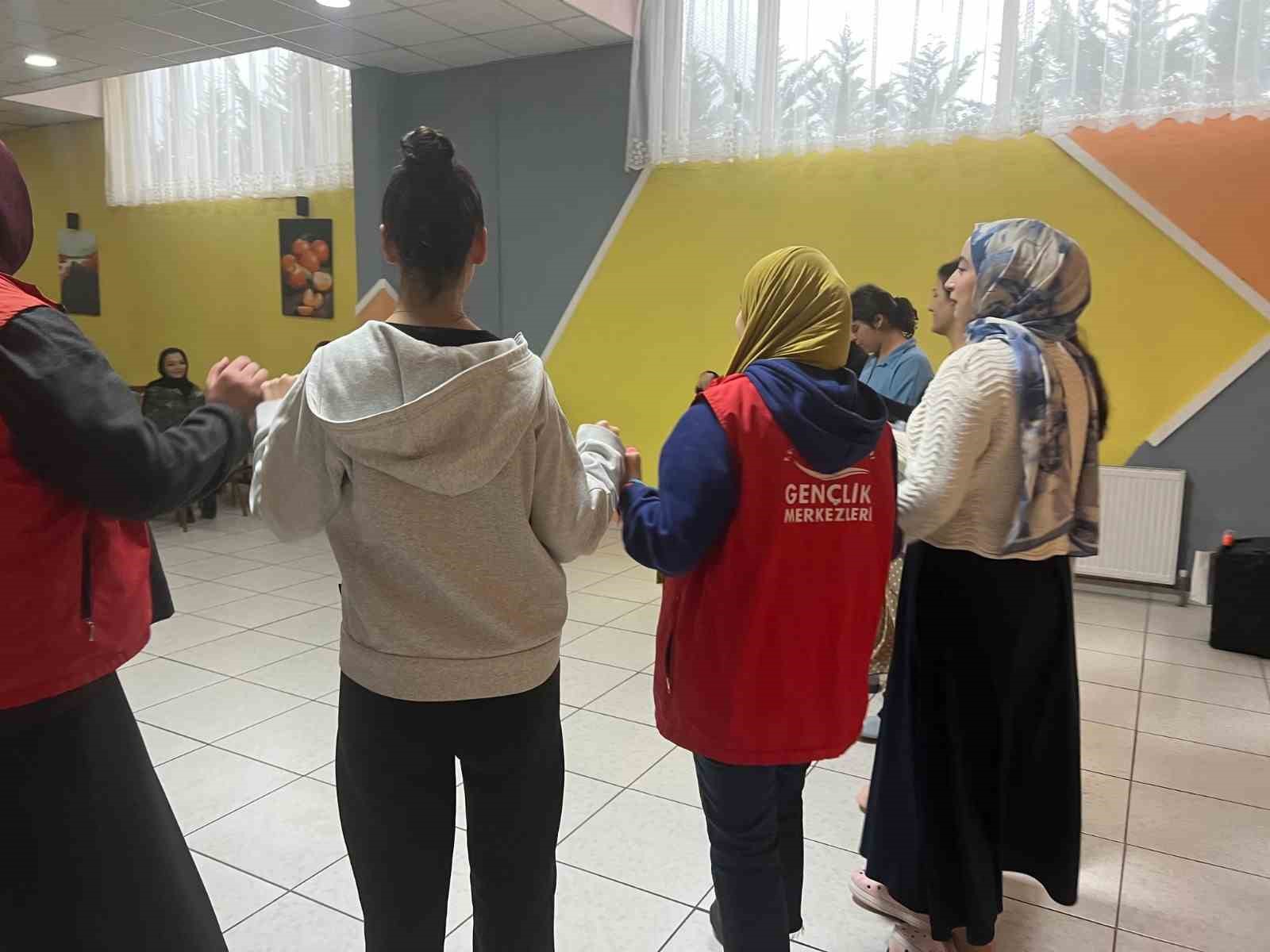 &Ouml;ğrencilere gen&ccedil;lik merkezinin faaliyetleri tanıtıldı
