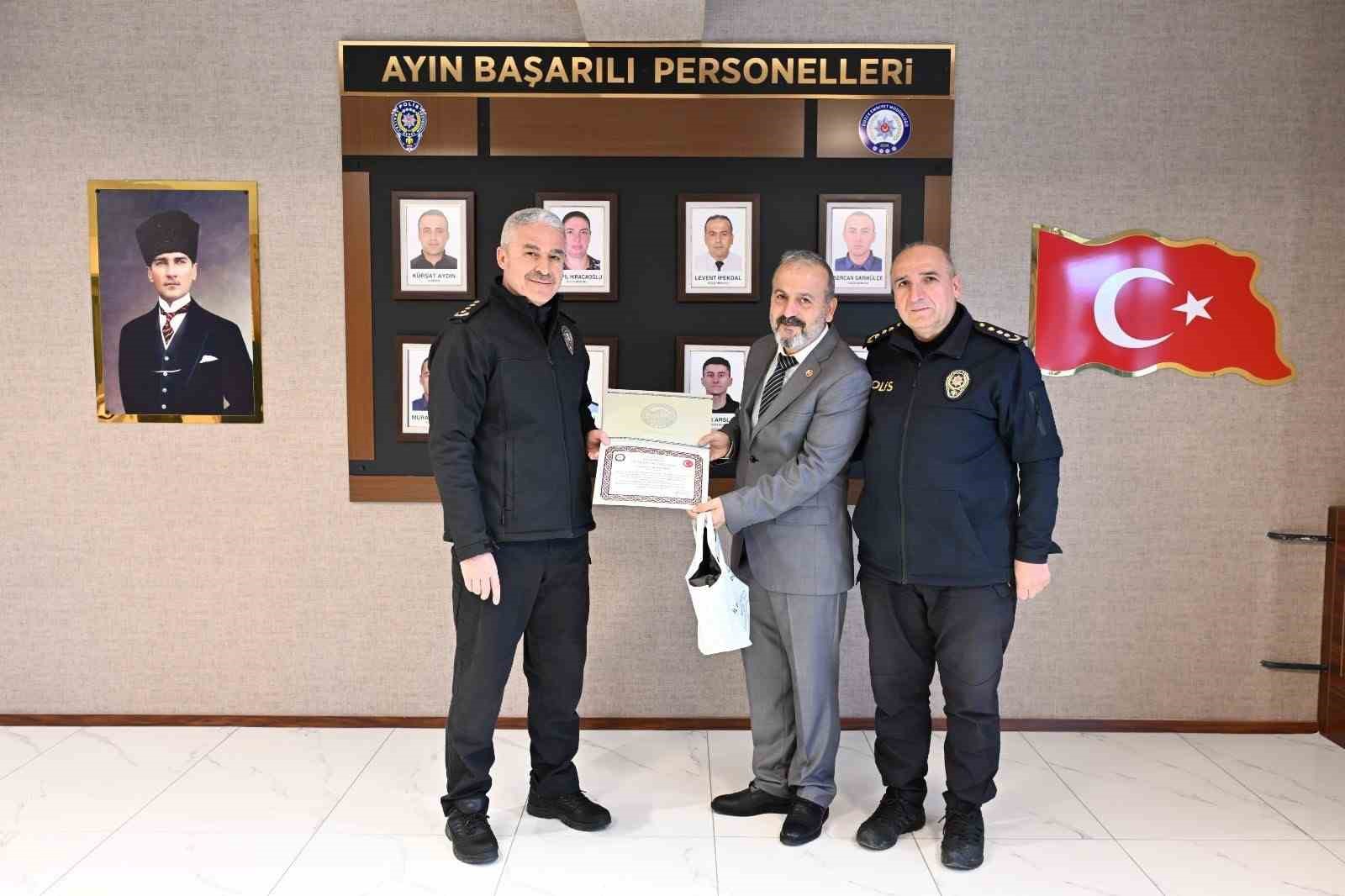 D&uuml;zce&rsquo;de başarılı polisler &ouml;d&uuml;llendirildi
