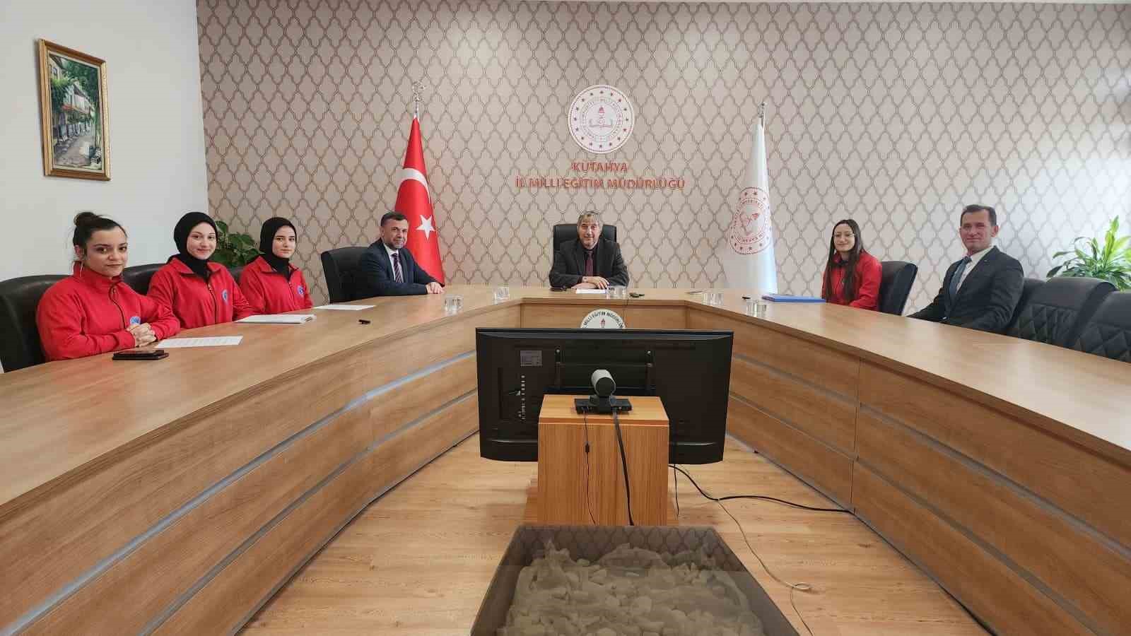 Müdür Yılmaz: "Anaların izinde, babaların gölgesinde, öğretmenlerin rehberliğinde yürüyün"