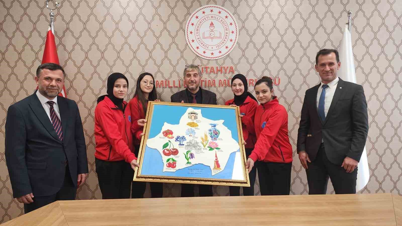 M&uuml;d&uuml;r Yılmaz: "Anaların izinde, babaların g&ouml;lgesinde, &ouml;ğretmenlerin rehberliğinde y&uuml;r&uuml;y&uuml;n"
