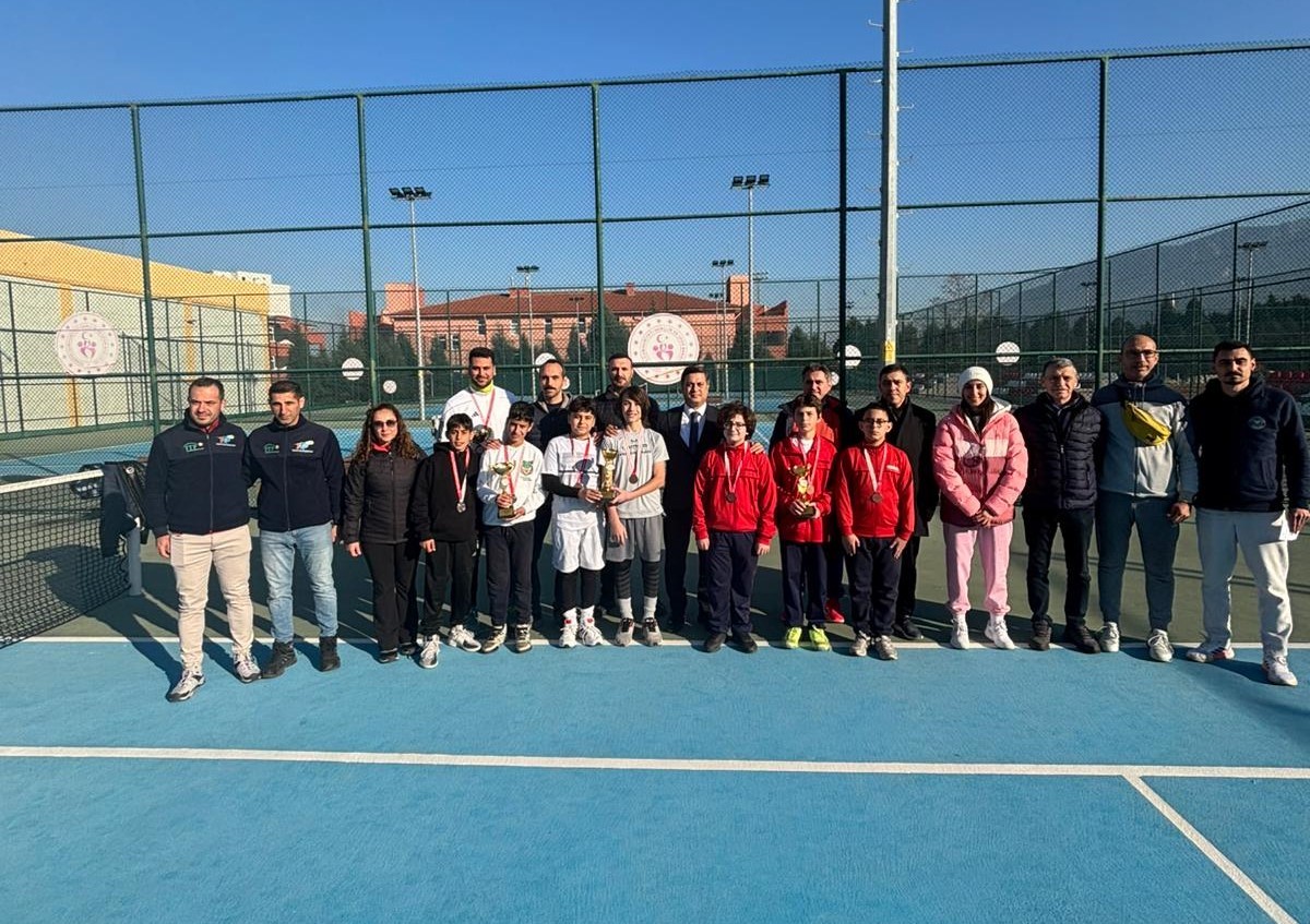 Manisa’da genç sporcular tenis il birinciliği için ter döktü