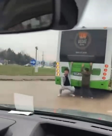 Bursa’da tehlikeli yolculuk