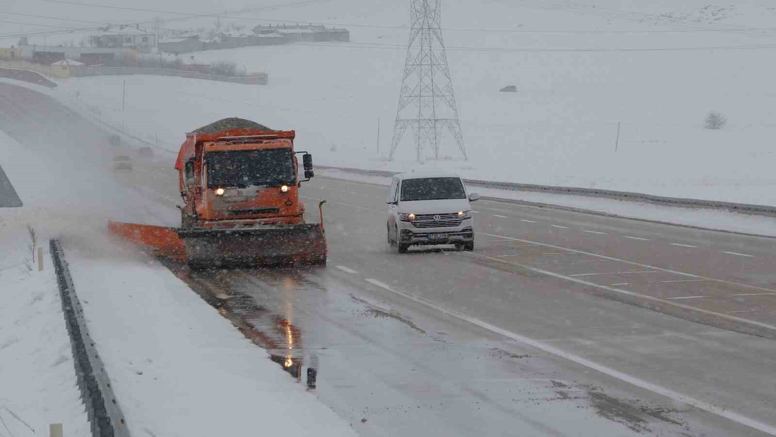 Van&rsquo;da kardan kapanan 363 yoldan 230&rsquo;u a&ccedil;ıldı
