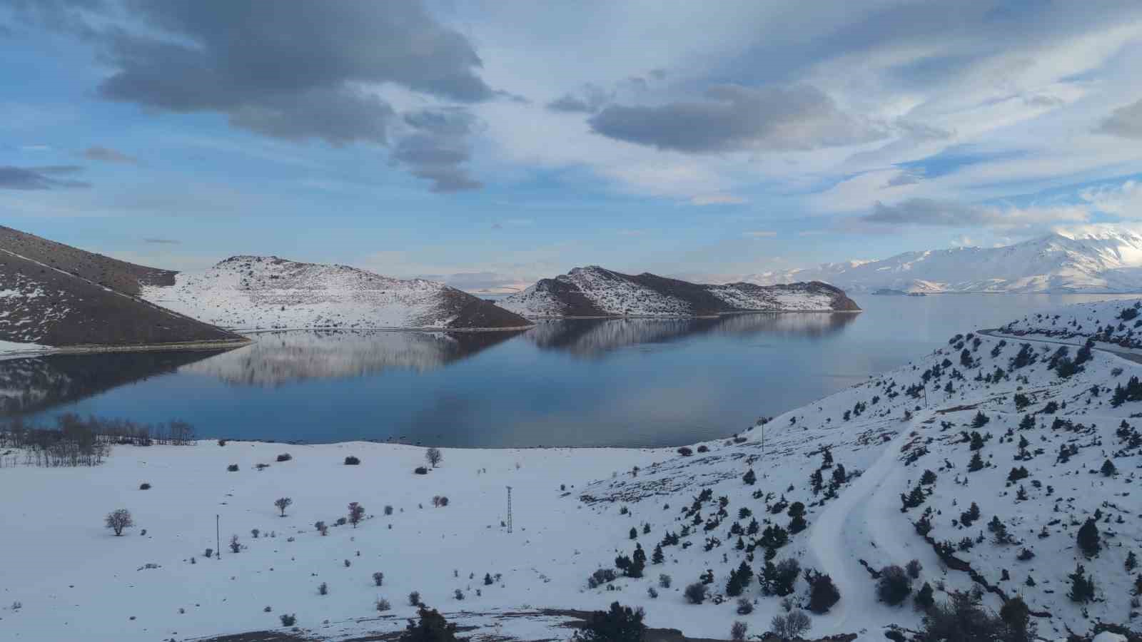 Van G&ouml;l&uuml;&rsquo;n&uuml;n masmavi suları karla buluştu
