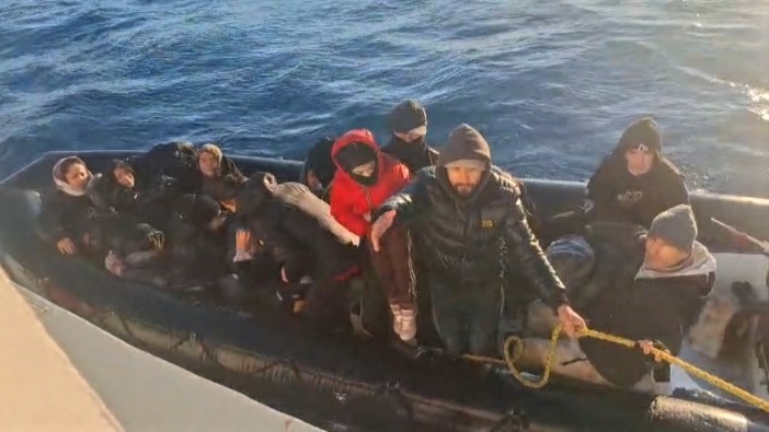 İzmir açıklarında 28 düzensiz göçmen yakalandı, 39 göçmen kurtarıldı