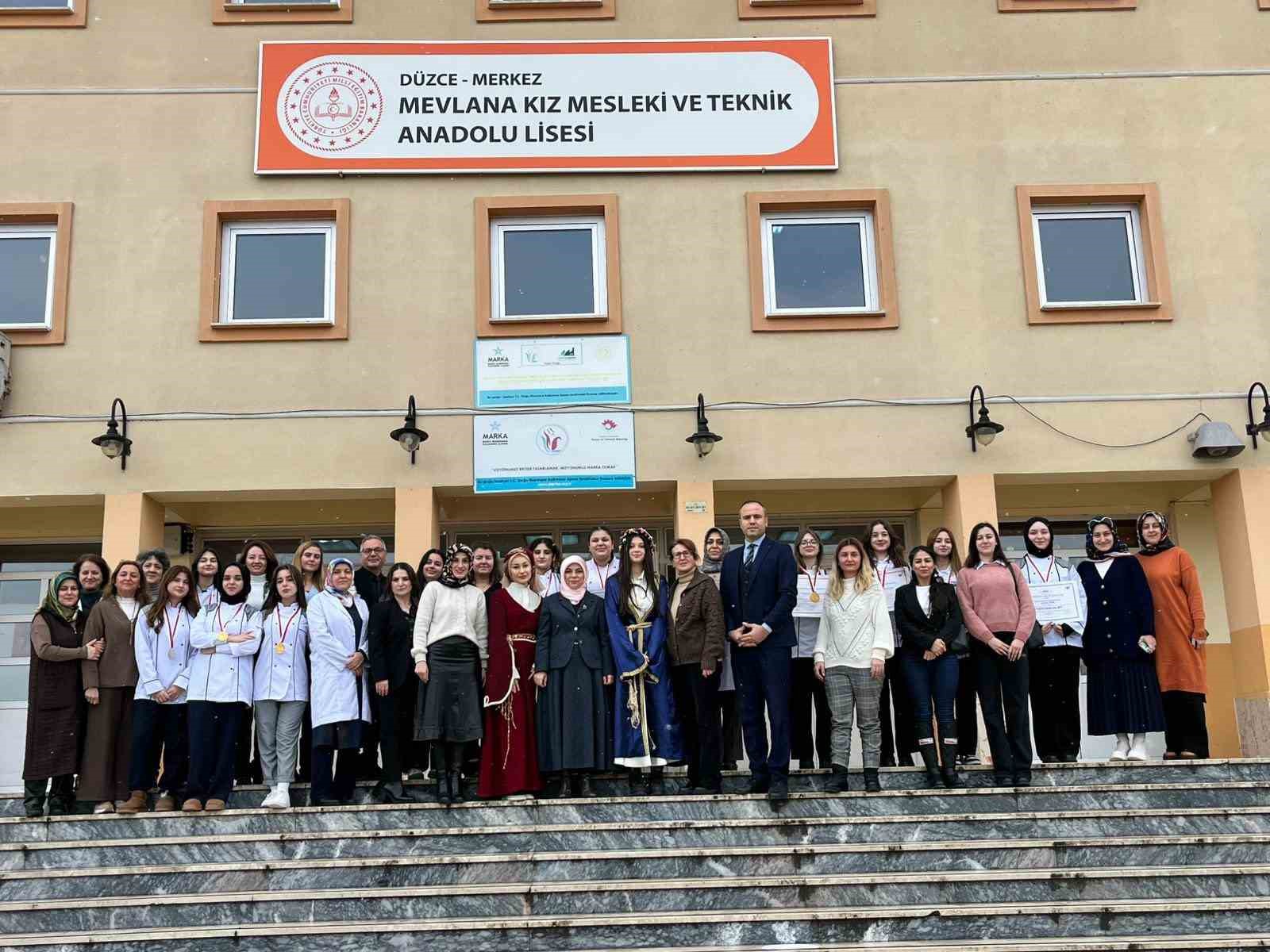 Kız &ouml;ğrencilerden sağlıklı beslenme etkinliği
