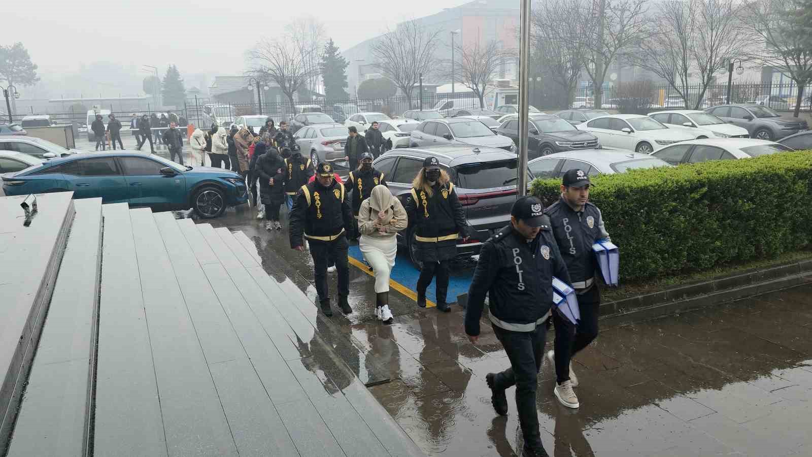 Fuhşa aracılık iddiasıyla g&ouml;zaltına alınan 9 kadın adliyeye sevk edildi
