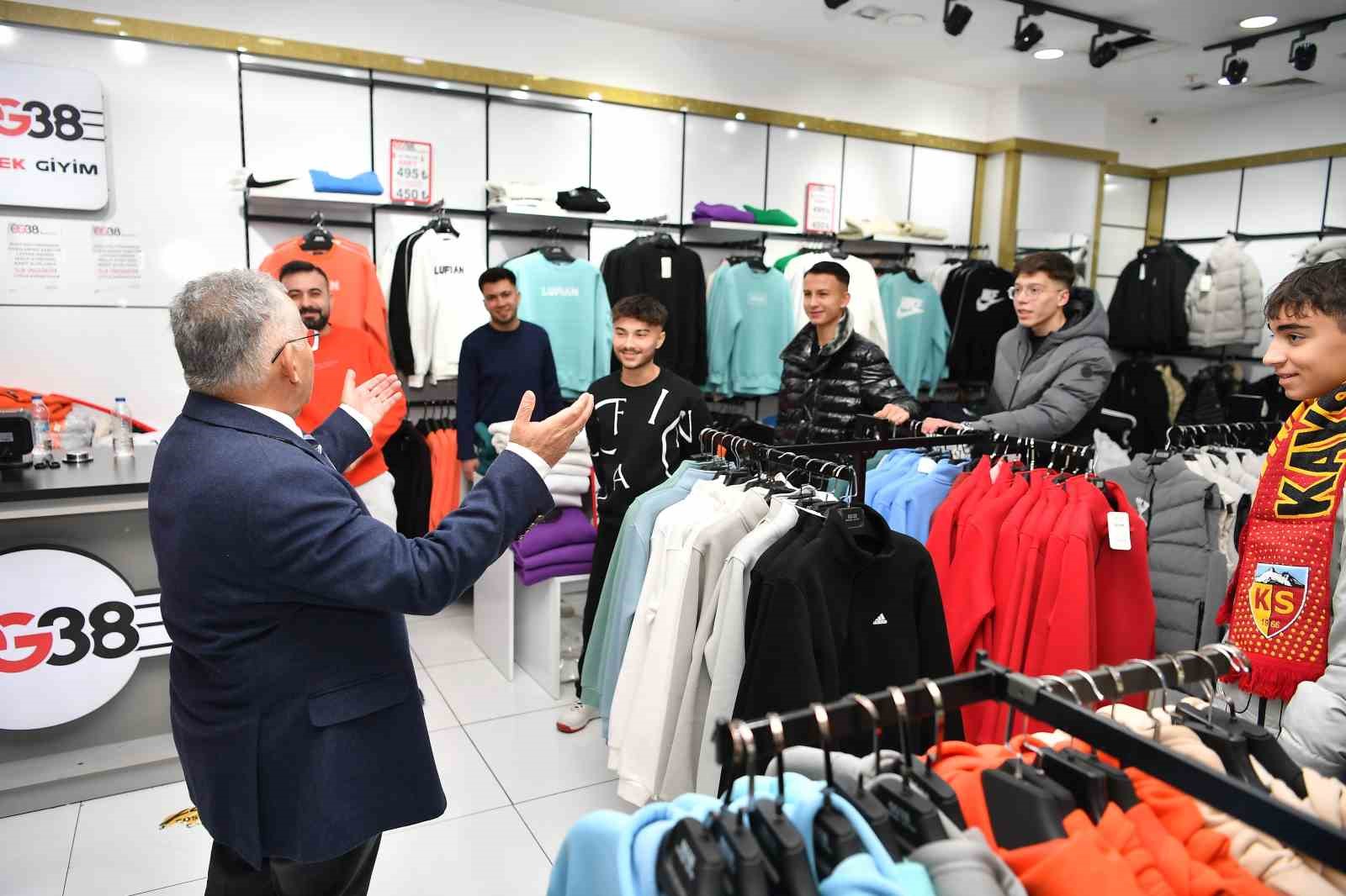 Başkan B&uuml;uy&uuml;kkılı&ccedil;, AVM&rsquo;de esnaf ve vatandaşlarla buluştu
