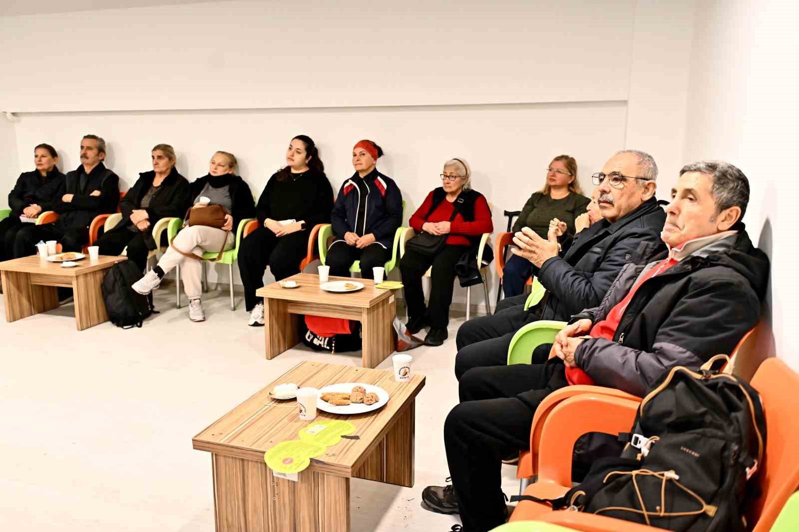 Parkinson Akademi &uuml;yelerine yaşam tarzı eğitimi
