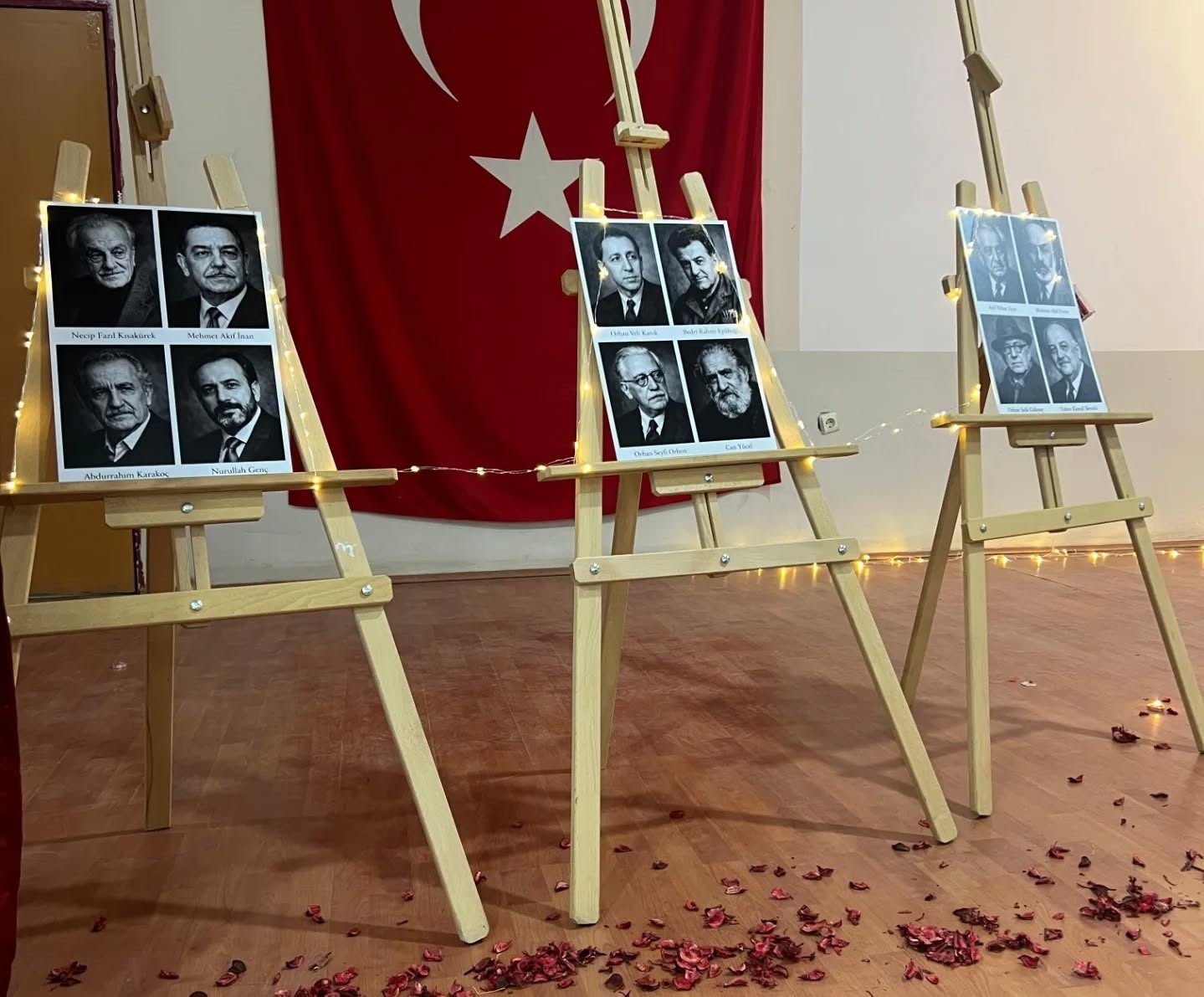 &Ouml;ğrencilerinin hazırladığı şiir dinletisi b&uuml;y&uuml;k beğeni topladı
