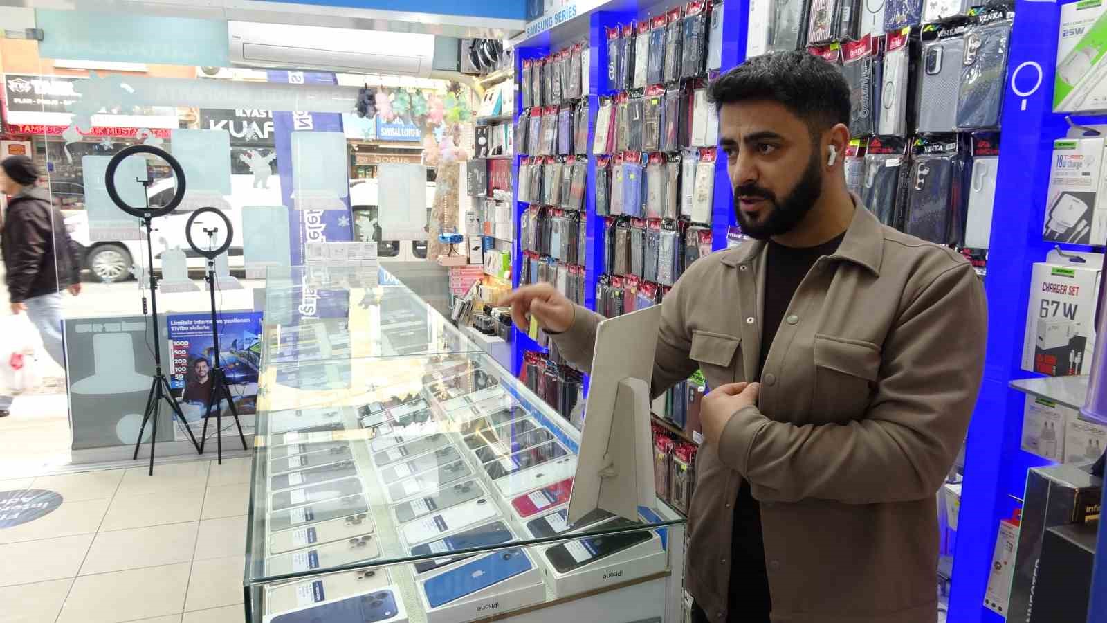 Pendik&rsquo;te akılalmaz hırsızlık: kova ile dikkat dağıttılar, d&uuml;kkan boşalınca telefonları &ccedil;aldılar
