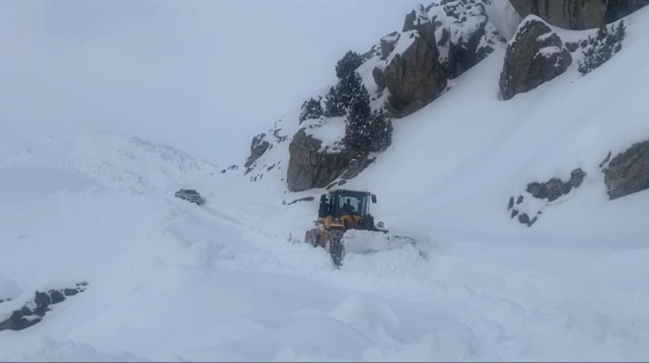 Şırnak&rsquo;ta karla m&uuml;cadele &ccedil;alışmaları devam ediyor
