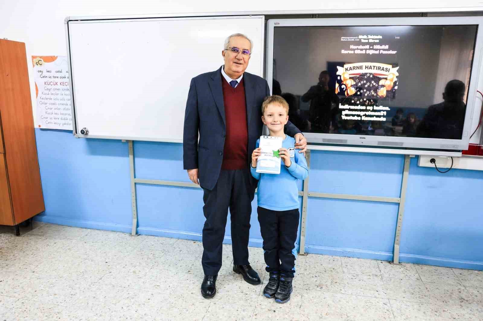 Başkan Arslan &ouml;ğrencilerin karne sevincine ortak oldu
