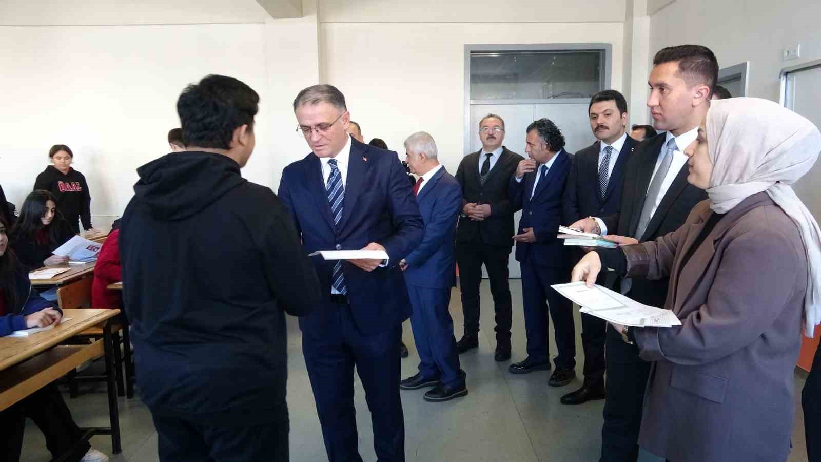 Van&rsquo;da 275 bin 363 &ouml;ğrenci karne heyecanı yaşadı
