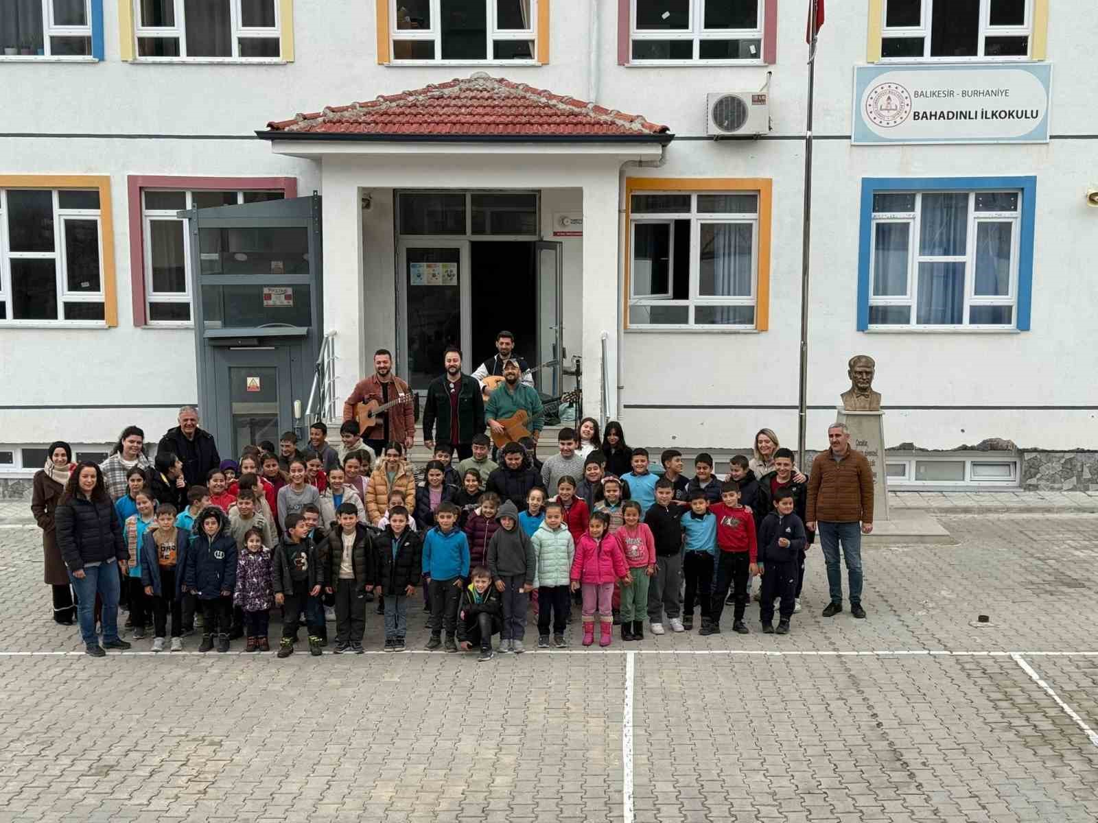 Burhaniye’de köy okullarındaki öğrencilere konser sürprizi