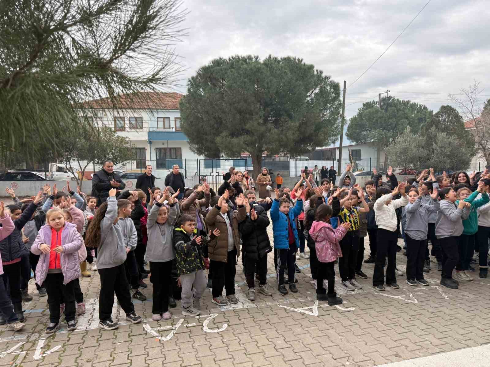 Burhaniye&rsquo;de k&ouml;y okullarındaki &ouml;ğrencilere konser s&uuml;rprizi
