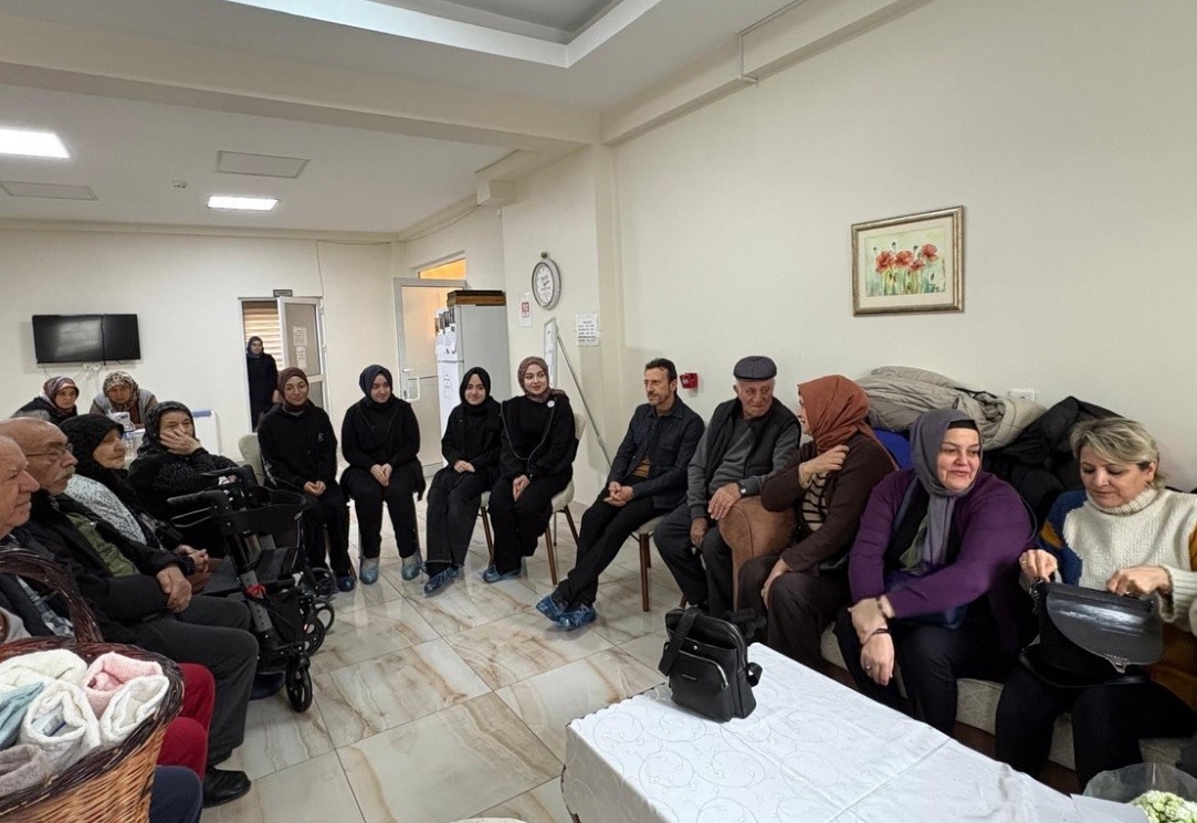 Tavşanlı 15 Temmuz Fen lisesinden huzurevine ziyaret