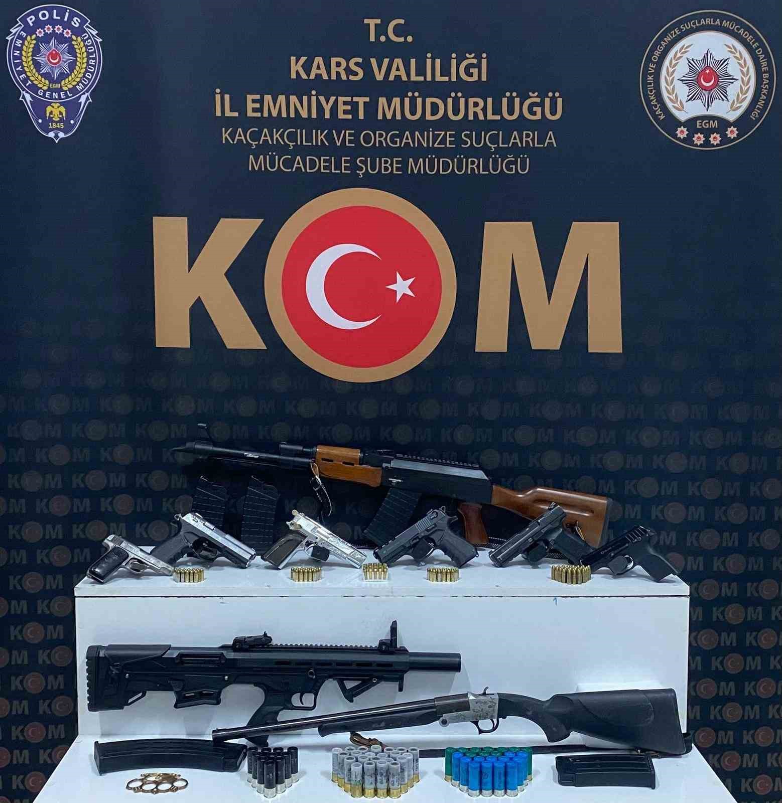 Kars&rsquo;ta sosyal medyadan silah ticaretine 8 g&ouml;zaltı
