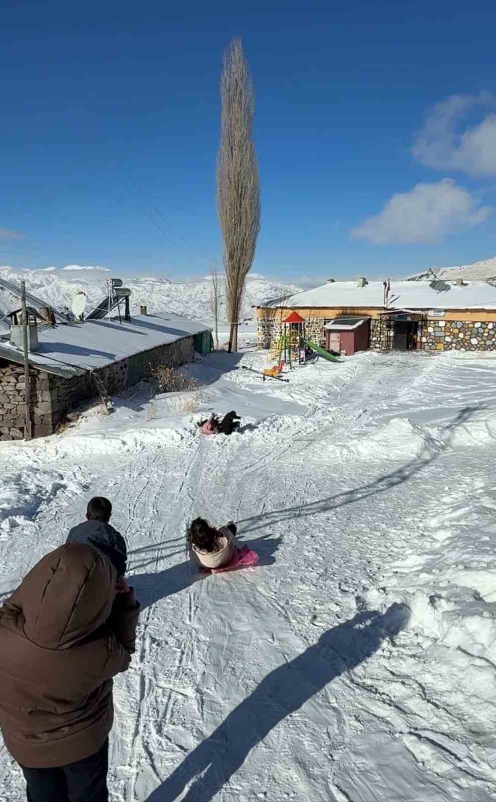 &Ouml;ğretmen ve &ouml;ğrencilerden kızak keyfi
