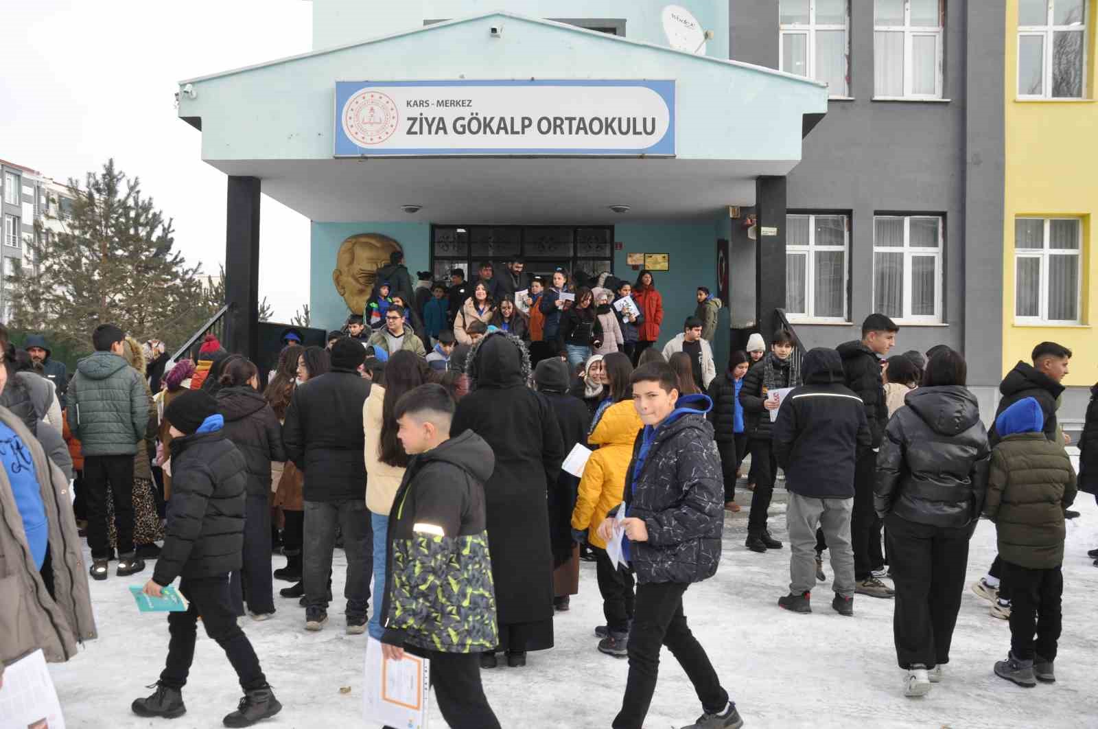 Kars&rsquo;ta 56 bin 651 &ouml;ğrenci karne sevinci yaşadı
