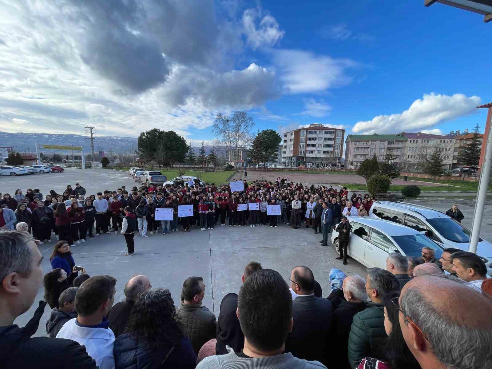 Mezun &ouml;ğrencilerinden &ouml;ğretmenlerine unutulmaz veda
