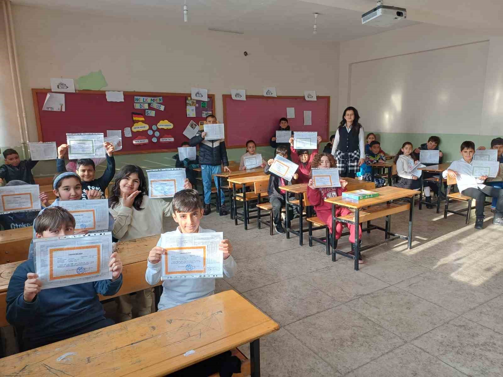 Malazgirt&rsquo;te 10 bin 200 &ouml;ğrenci karne sevinci yaşadı
