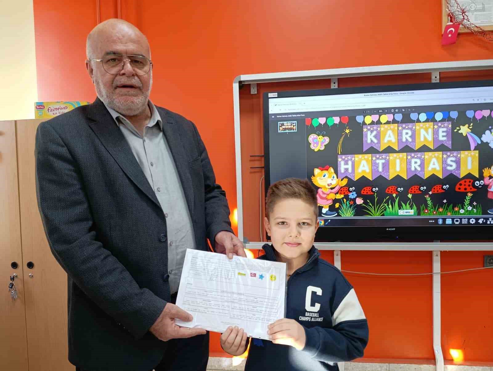 Deprem b&ouml;lgesindeki Haydar Aliyev İlkokulu&rsquo;nda karne heyecanı
