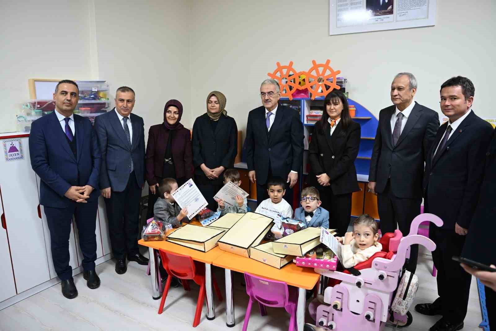 Bursa&rsquo;da &ouml;ğrencilerin karne heyecanı
