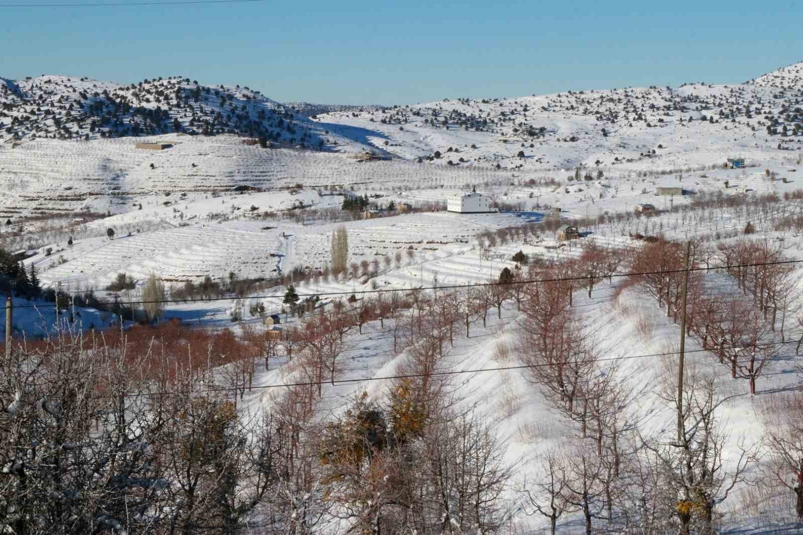 Konya&rsquo;nın &ccedil;atısında kar yağışı y&uuml;zleri g&uuml;ld&uuml;rd&uuml;
