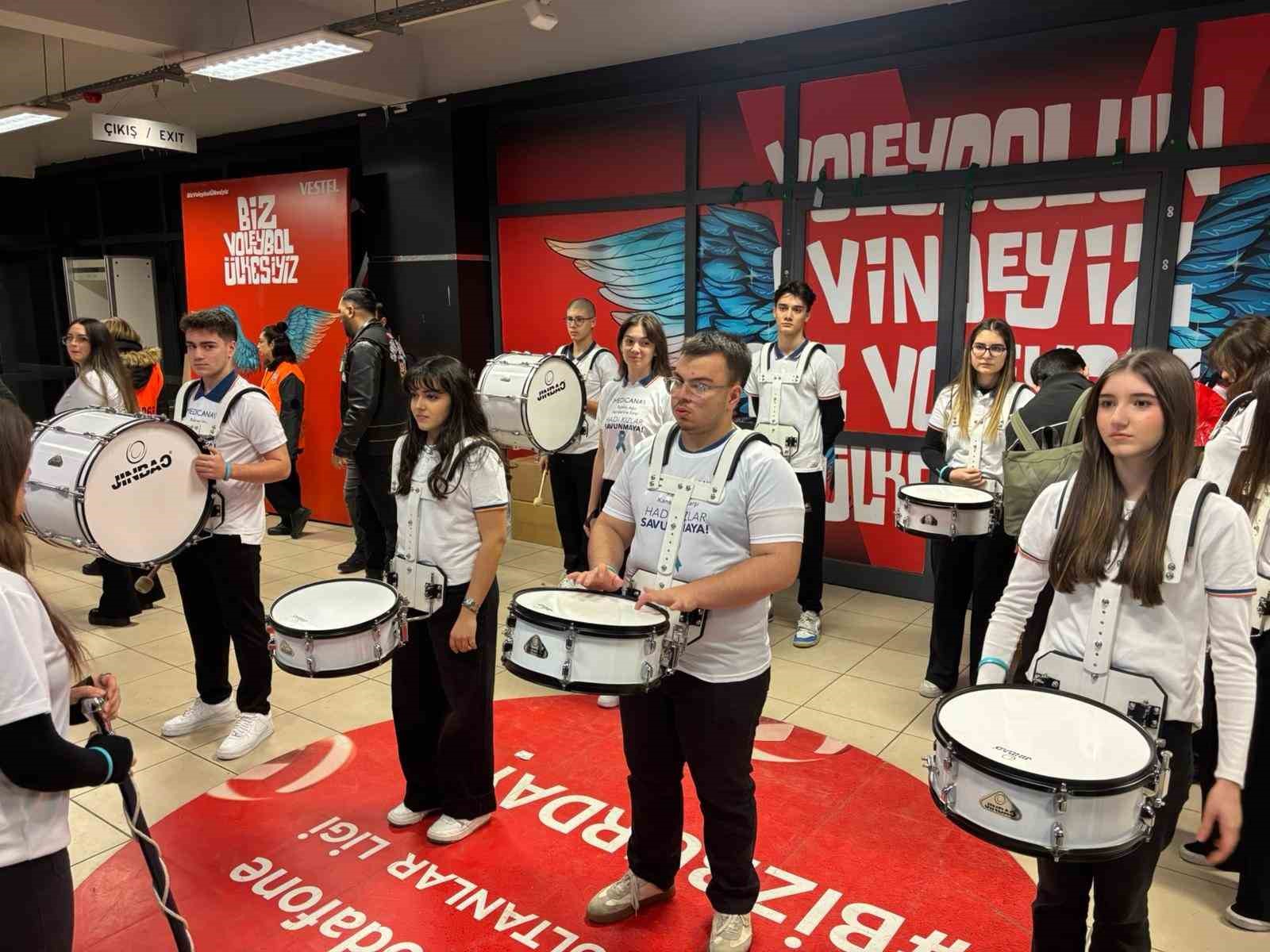 Voleybol ma&ccedil;ında anlamlı &ccedil;ağrı: Rahim ağzı kanserine karşı trib&uuml;nler konuştu
