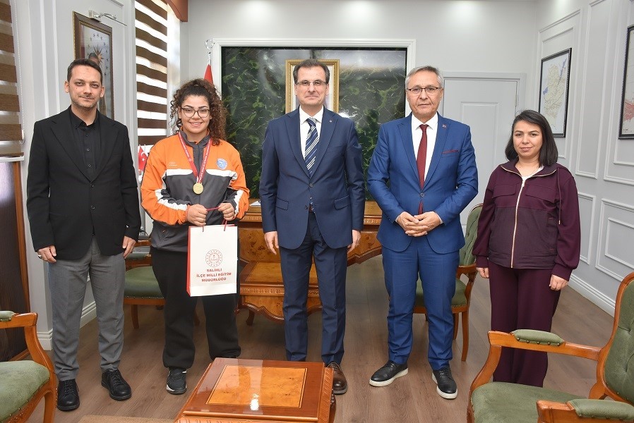 Salihli Kaymakamı G&uuml;ldoğan, T&uuml;rkiye Şampiyonu &ouml;ğrenciyi ağırladı
