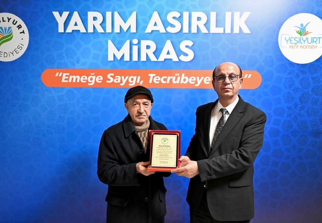 Yeşilyurt&rsquo;ta yarım asırlık emekler plaketle ta&ccedil;landırıldı
