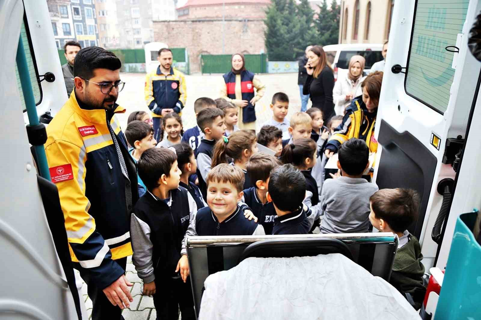 112&rsquo;den minik Yağmur ve arkadaşlarına karne hediyesi
