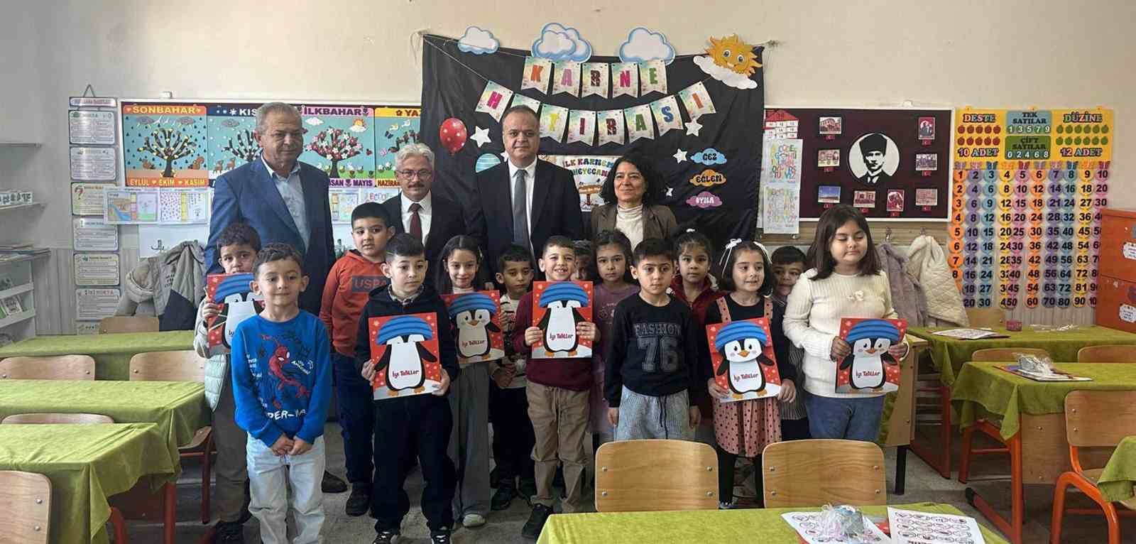 Kaymakam &Ccedil;elikkol &ccedil;ocukların karne sevincine ortak oldu
