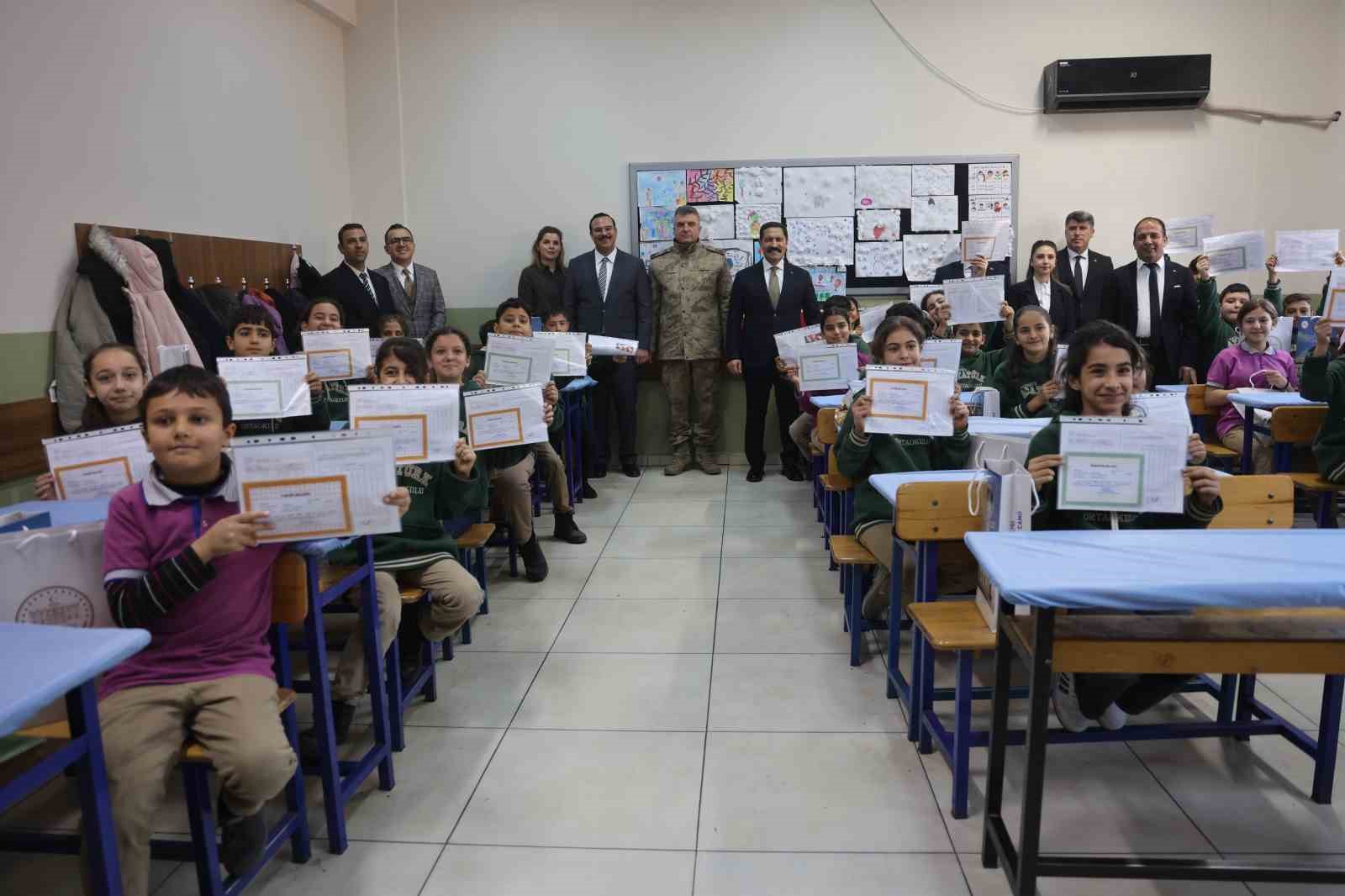 Depremin ardından 224 yeni okulun inşa edildiği Hatay&rsquo;da 374 bin &ouml;ğrenci karne heyecanı yaşadı
