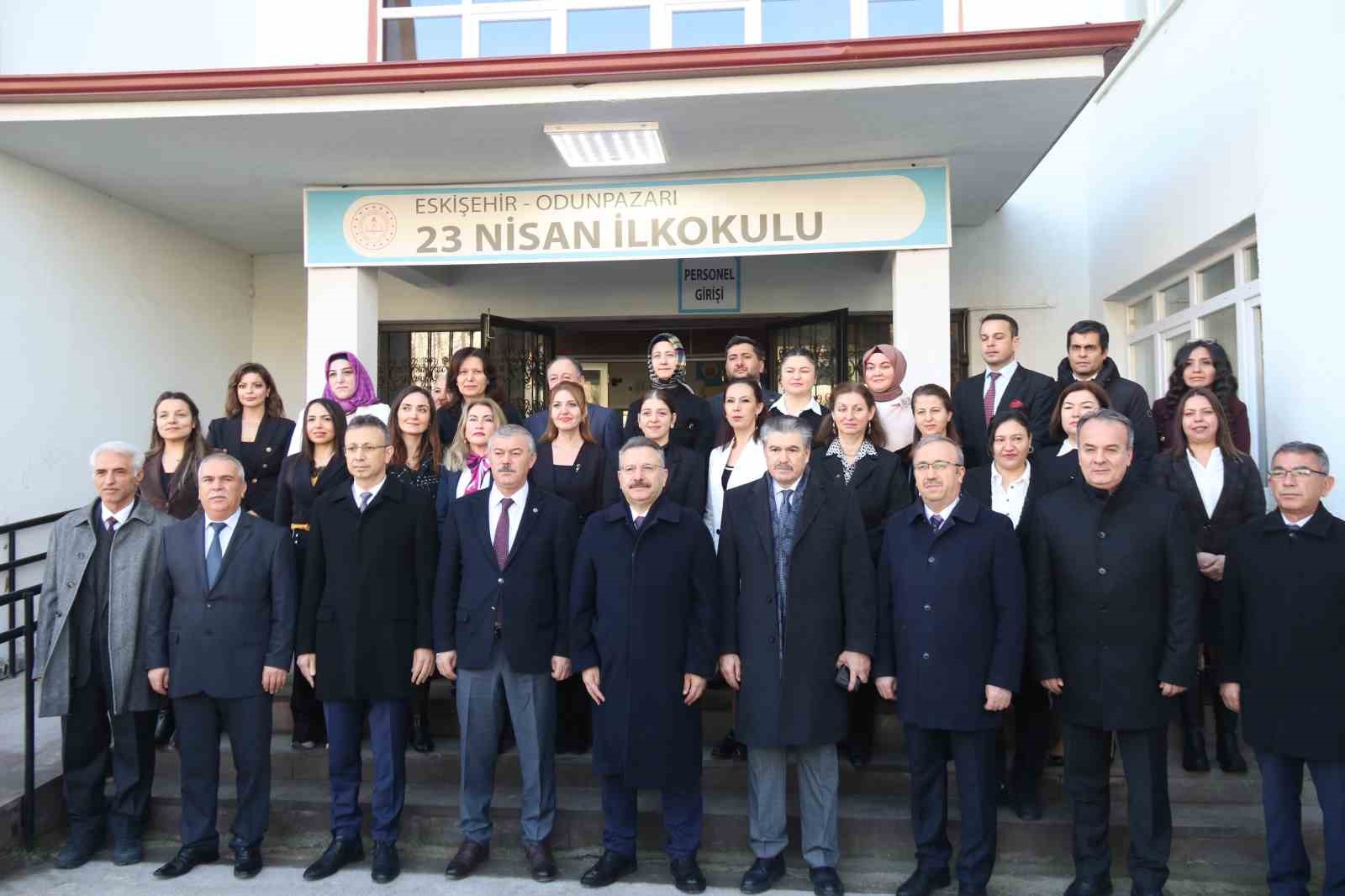 G&ouml;revi bug&uuml;n sona eren Vali Aksoy&rsquo;u "Bir &ccedil;ocuk sevdim" isimli şarkısıyla uğurladılar
