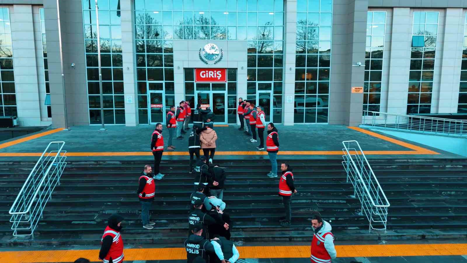 Helikopterli operasyonla uyuşturucu tacirlerine darbe: 16 tutuklama