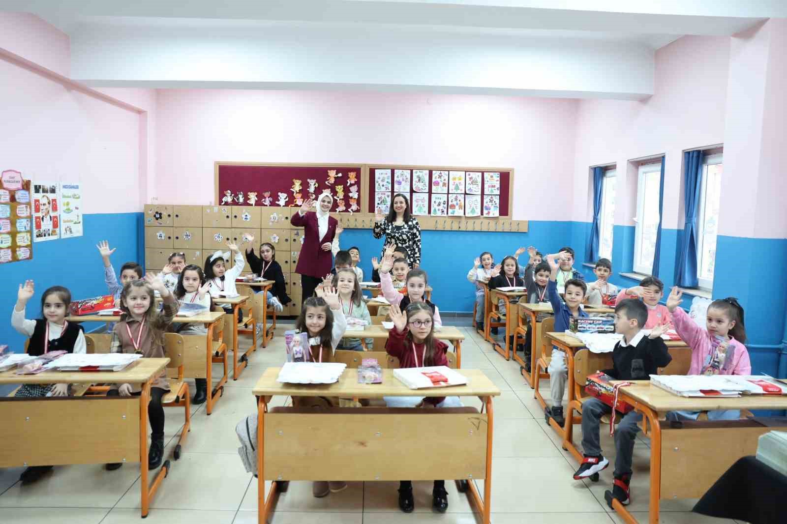 Şehidin oğlu ilk karnesini Bakan G&ouml;ktaş&rsquo;ın elinden aldı
