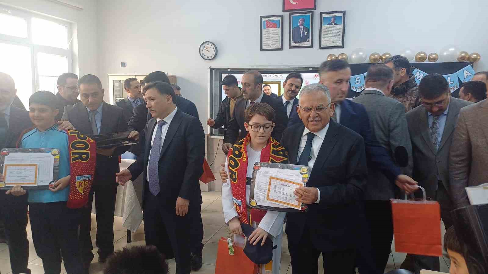 Kayseri&rsquo;de 322 bin &ouml;ğrenci karne aldı
