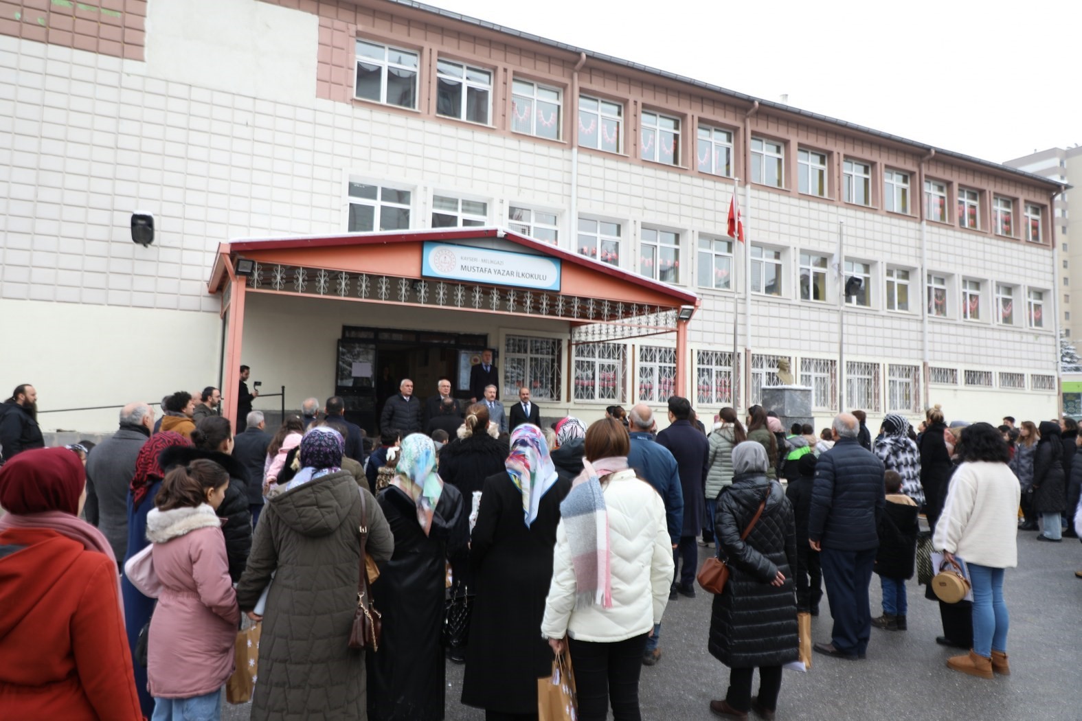 Başkan Palancıoğlu, yarıyıl tatiline &ccedil;ıkan &ouml;ğrencilere karnelerini verdi
