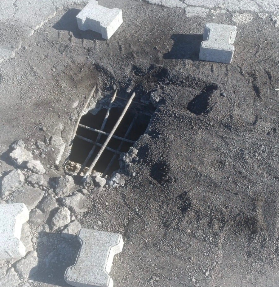 Ortasında delik oluşan k&ouml;pr&uuml; trafiğe kapatıldı
