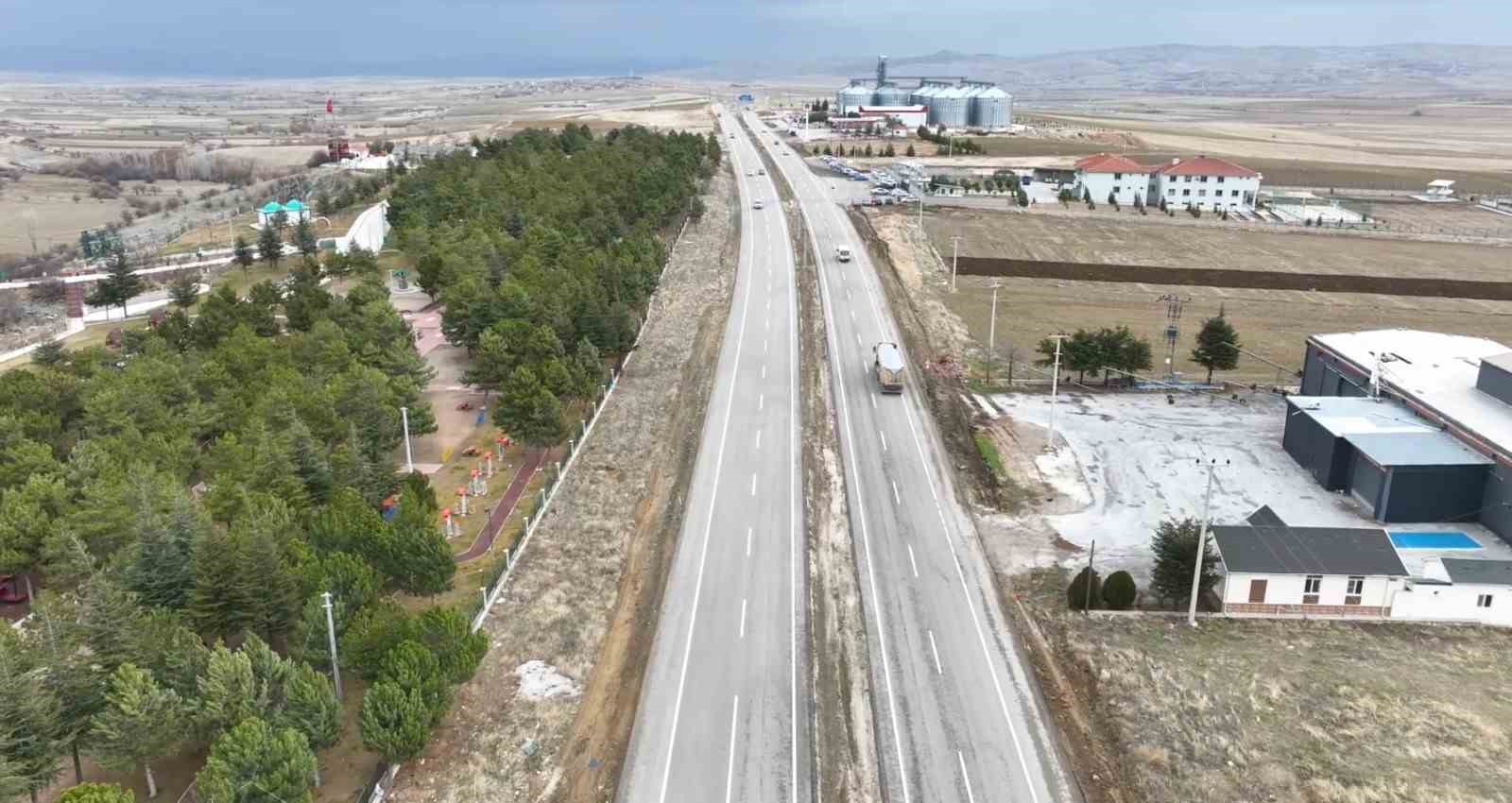 Bakan Uraloğlu: "Aksaray-Ortak&ouml;y-6. B&ouml;lge Hududu yolunun en &ouml;nemli etaplarından biri olan Ortak&ouml;y &Ccedil;evre Yolu&rsquo;nu tamamladık, yarın hizmete a&ccedil;ılıyor"
