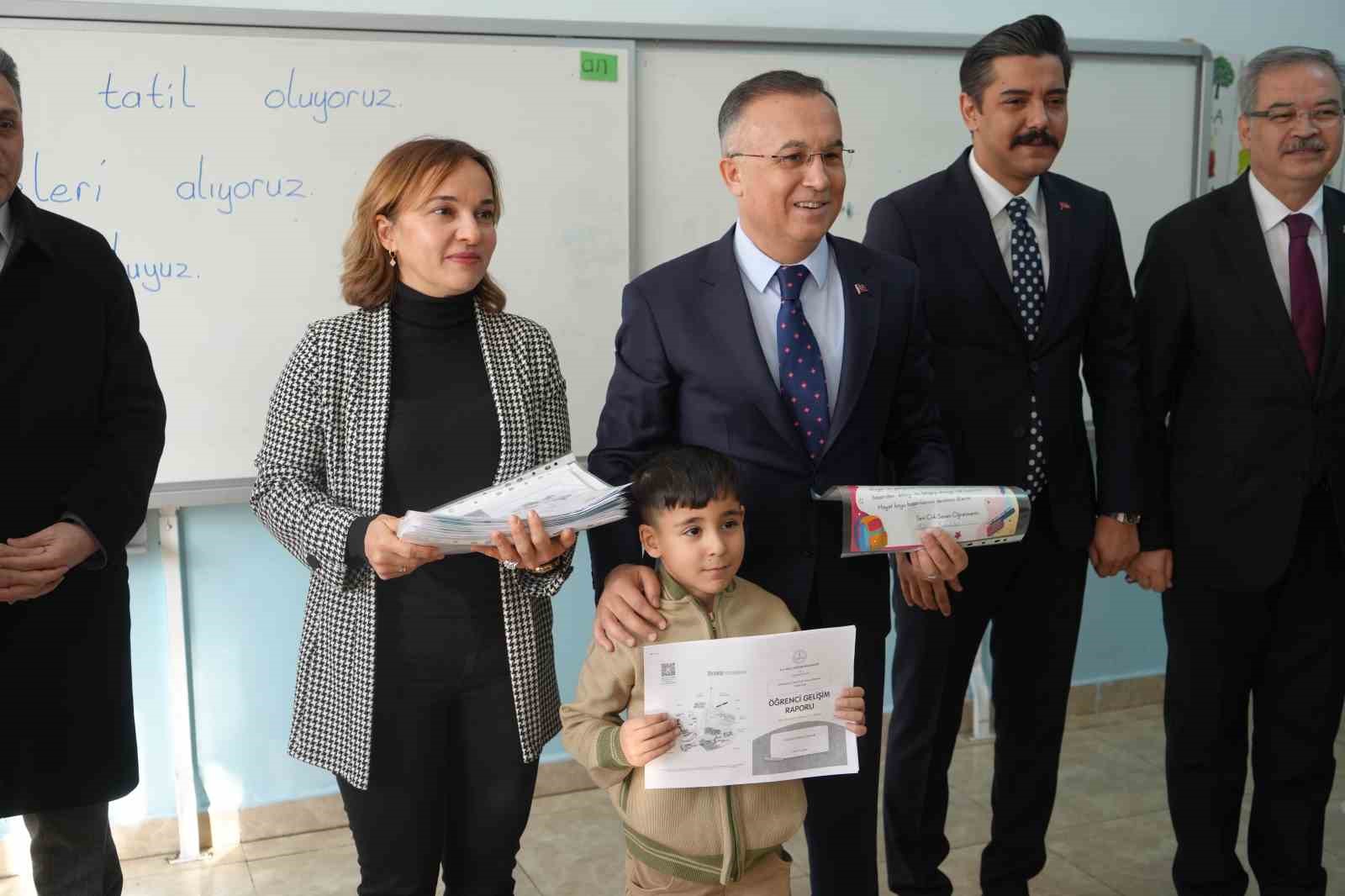 Gaziantep’te 690 bin öğrenci karne heyecanı yaşadı