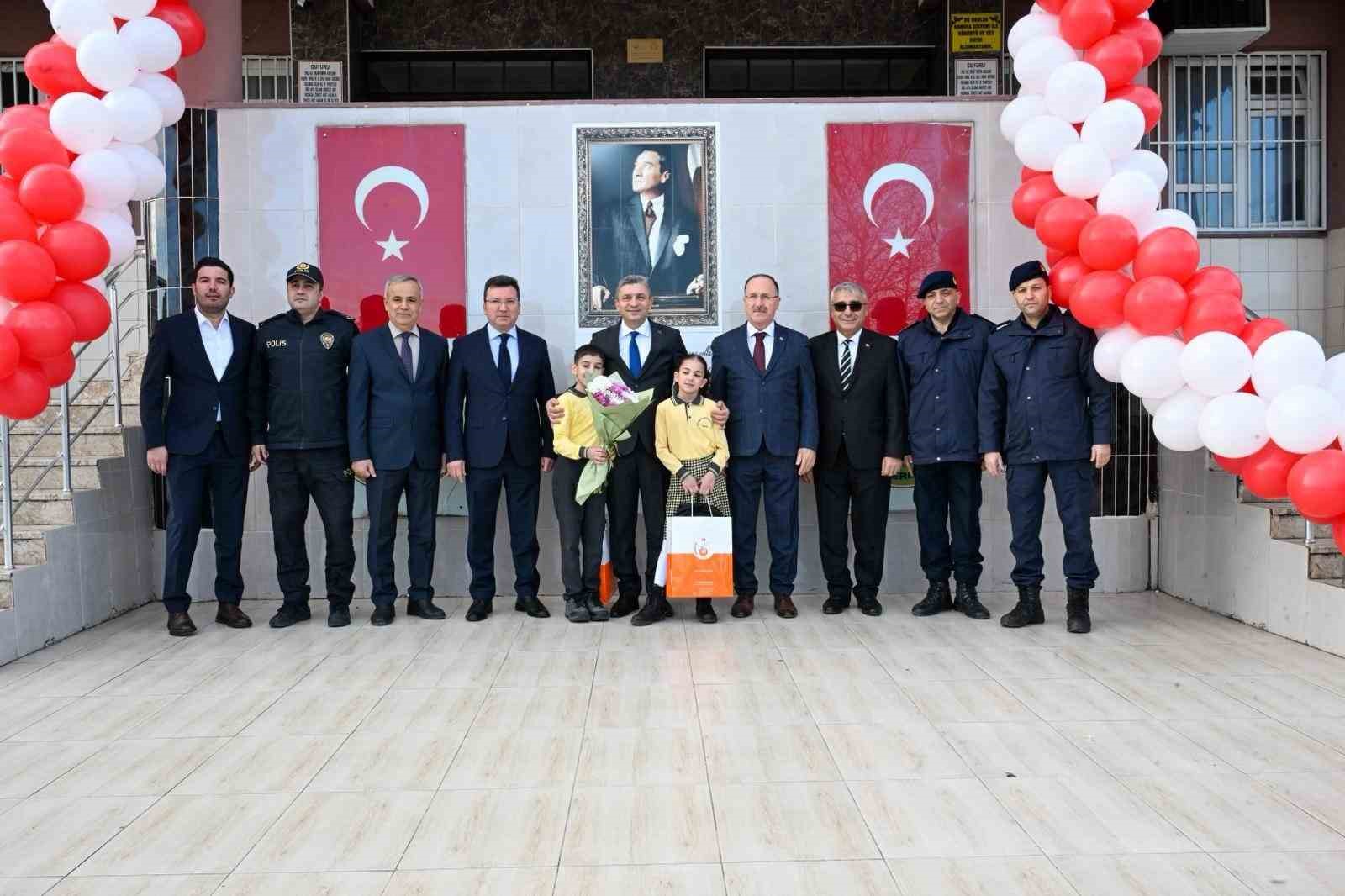 Antalya&rsquo;da 498 bin 603 &ouml;ğrenci karne heyecanı yaşadı
