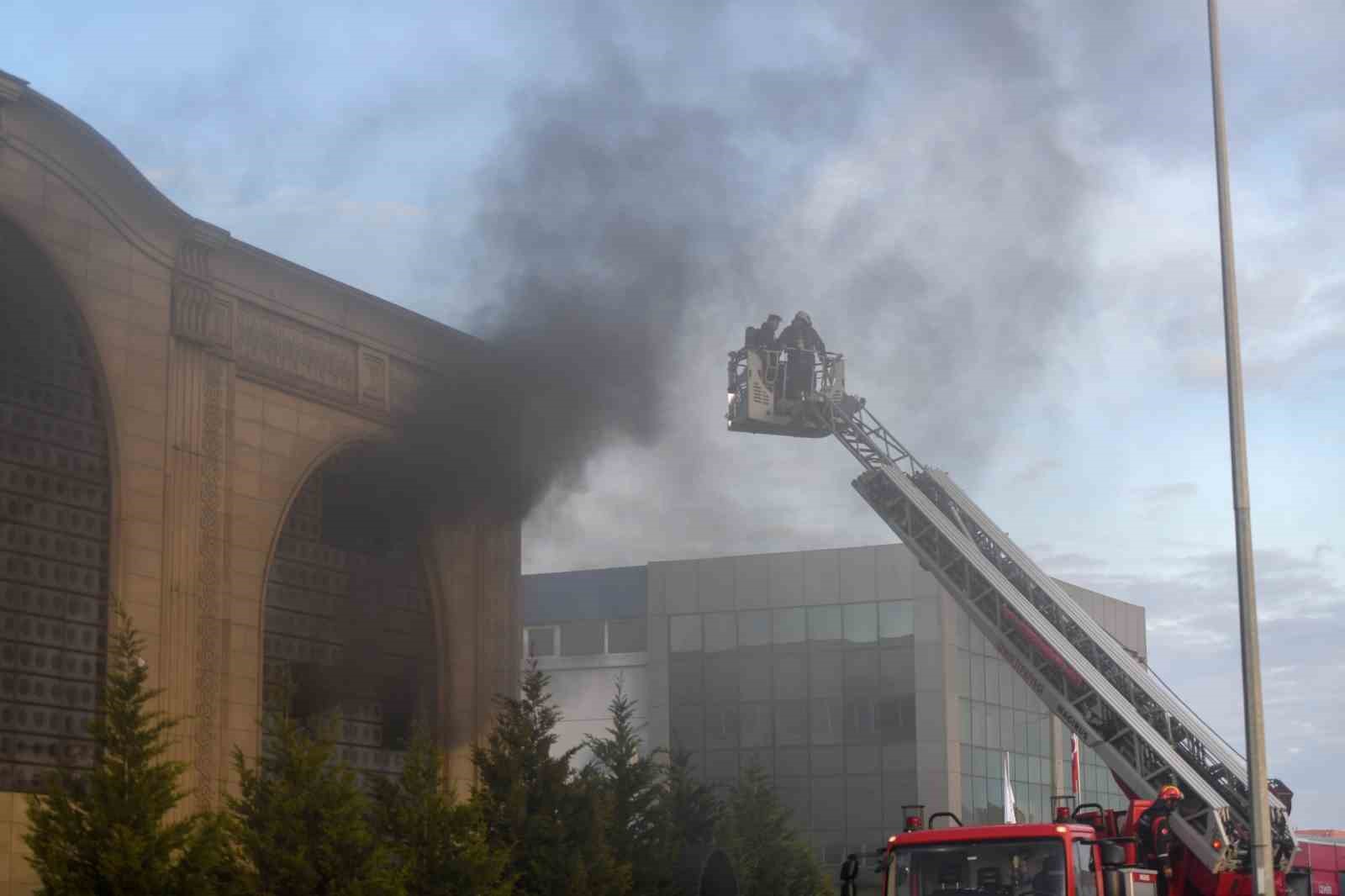 Menderes&rsquo;te fabrika yangını kısa s&uuml;rede kontrol altına alındı
