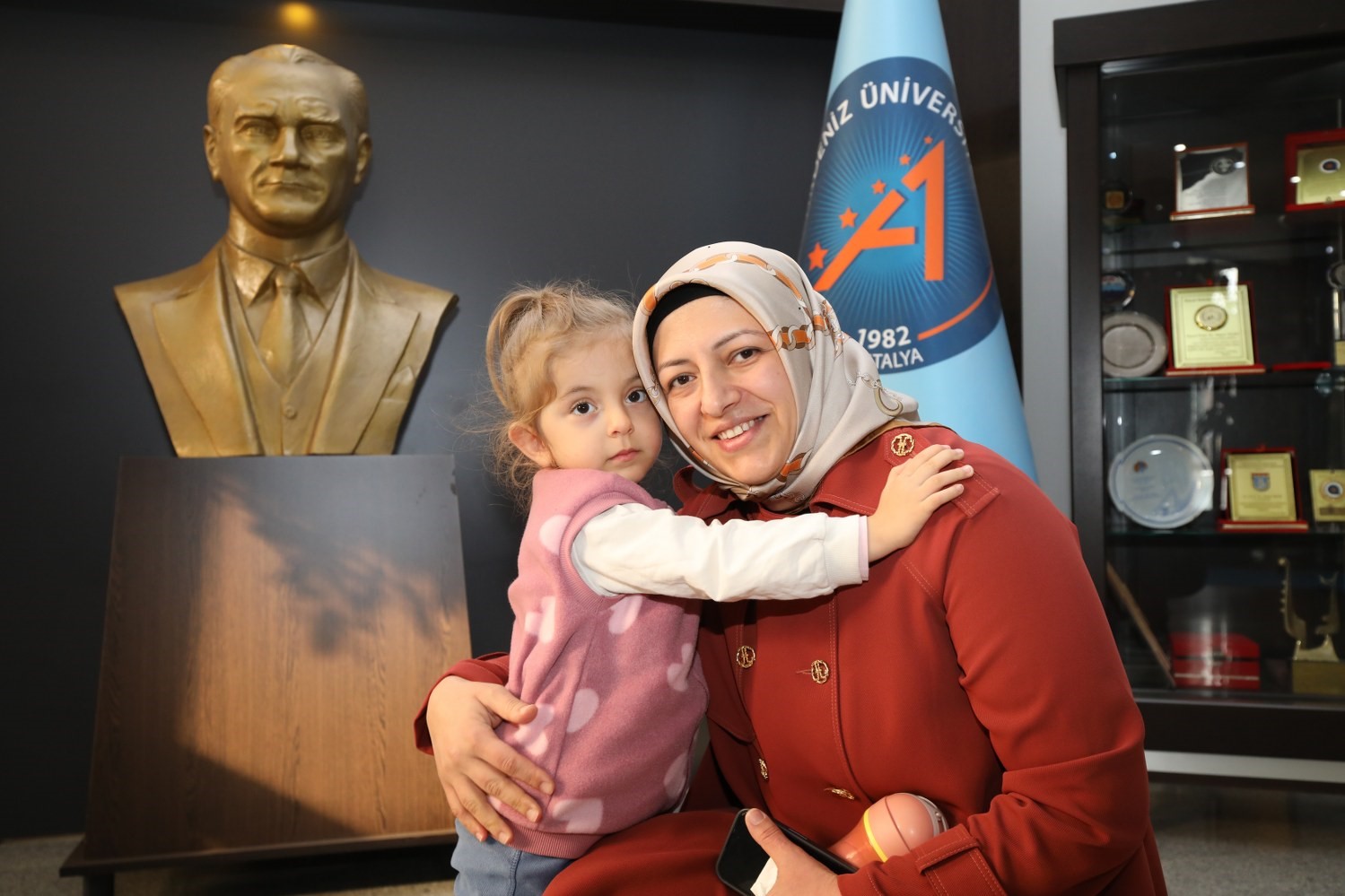 40 kişilik ekiple 8,5 saat operasyonla kadavradan rahim nakledilmişti, ismini aldığı rekt&ouml;rle bir araya geldi
