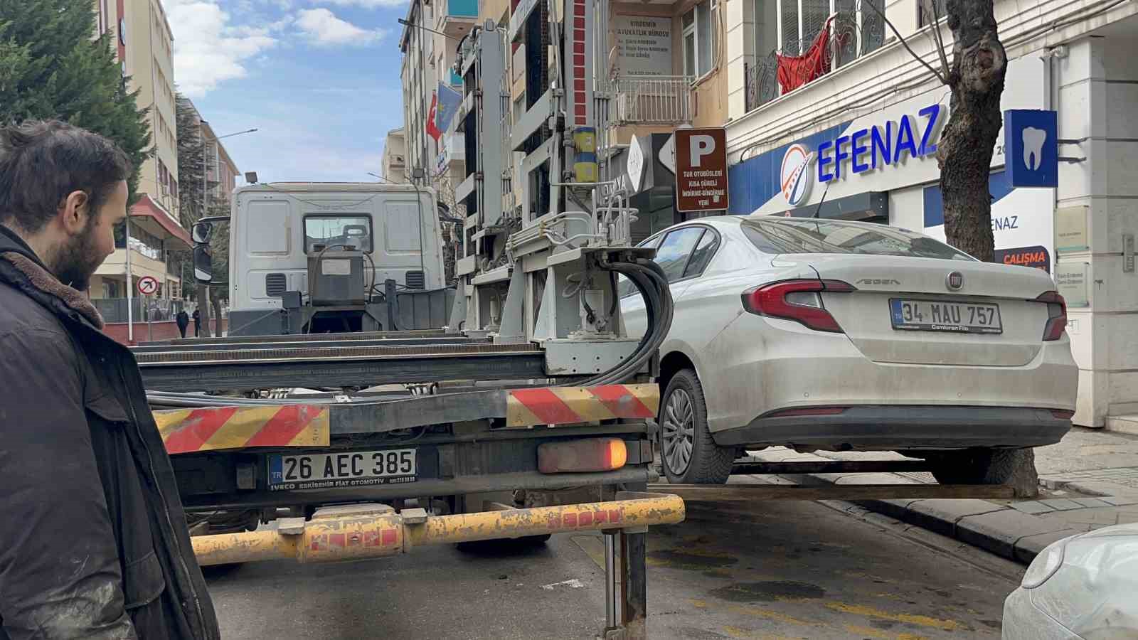 Engelli ve otobüsler için ayrılan alanlara park edilen araçlar çekilip ceza yazıldı