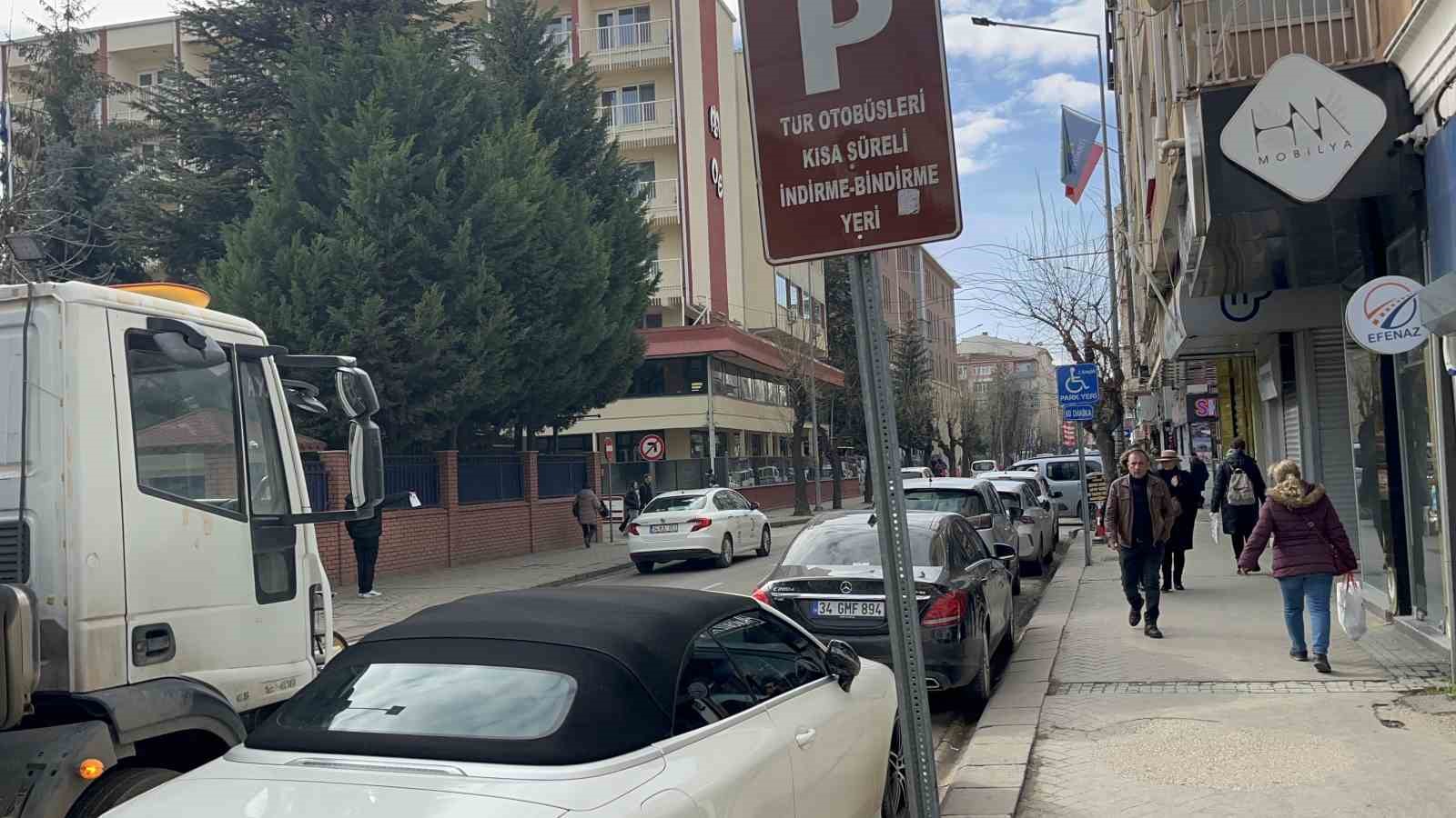 Engelli ve otob&uuml;sler i&ccedil;in ayrılan alanlara park edilen ara&ccedil;lar &ccedil;ekilip ceza yazıldı
